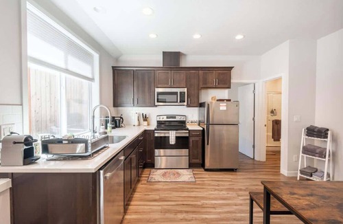 Vernon Apartment | Walkable Apt Next to Restaurants, Bars, and Shops!