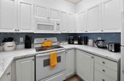 Belltown Condo | Walkable Downtown- Near Space Needle and Pike Place- Water View+Pool+Parking