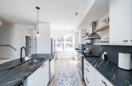 Court House Hill Villa | Walkable Downtown Townhome w/Nespresso + Garage!