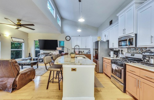Govalle House | Walkable East Austin Oasis with Jacuzzi
