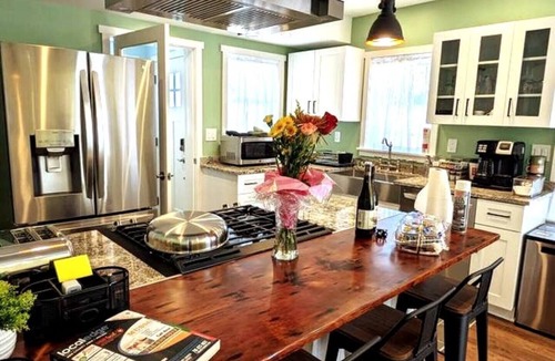 Downtown Buffalo Cottage | Walkable Elmwood Cottage, No Chores 2Bath 2BR 2Car