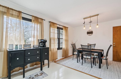 University Heights House | Walkable Entire Home Retreat by Kinnick and UIHC