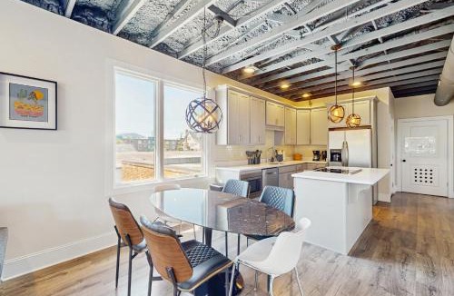 Northside Apartment | Walkable Gem! Dtwn Chattanooga Base with Balcony