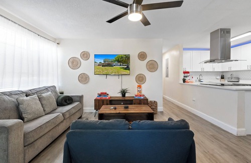North Andrews Gardens House | Walkable Gem : Retro Arcades : Near Lauderdale-by-the-Sea