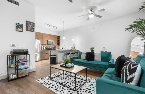 Montrose Apartment | Walkable Houston Midtown Cozy 1BR- Balcony + 3 Pools + Clubhouse & Game-room