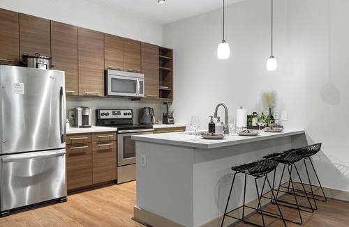 Montrose Apartment | Walkable Houston Midtown Cozy 1BR- Balcony + 3 Pools + Clubhouse & Game-room