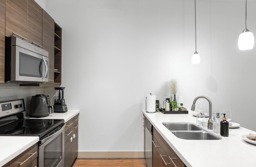 Montrose Apartment | Walkable Houston Midtown Cozy 1BR- Balcony + 3 Pools + Clubhouse & Game-room