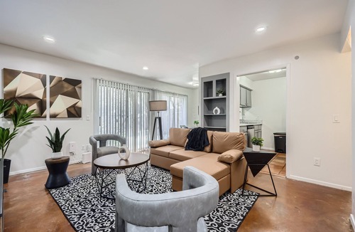 Bouldin Apartment | Walkable King Bed Getaway | Sleeps 4 | Pool Pkg