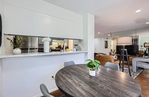 Bouldin Apartment | Walkable King Bed Getaway | Sleeps 4 | Pool Pkg