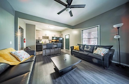Little Italy Apartment | Walkable Little Italy 2BR | King Bed | Near CWRU & Cleveland Clinic