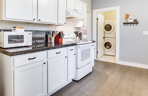 Forest Grove Cottage | Walkable Location: Quaint Cottage in Forest Grove!