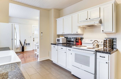 Forest Grove Cottage | Walkable Location: Quaint Cottage in Forest Grove!