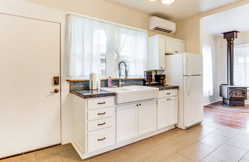 Forest Grove Cottage | Walkable Location: Quaint Cottage in Forest Grove!