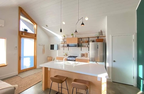 Richmond House | Walkable Modern Retreat