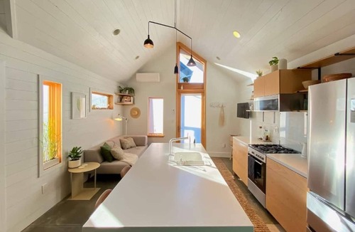 Richmond House | Walkable Modern Retreat