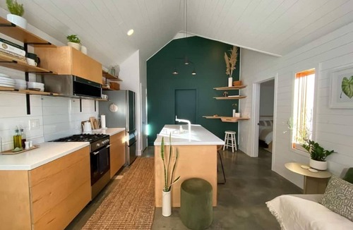 Richmond House | Walkable Modern Retreat