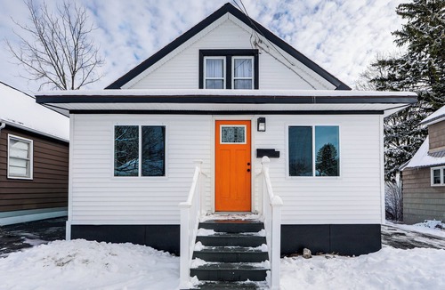 Eastside Cottage | Walkable & Modern! Syracuse Home Near Campus