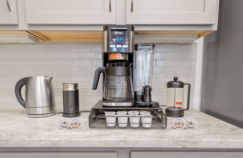 Downtown Dallas House | Walkable Modern Townhouse in Downtown Dallas! Rooftop, BBQ, Fitness, Pet Frndly