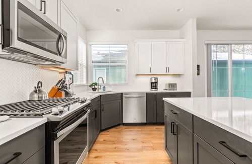 Southern Crossing House | Walkable Old Mill Spa Retreat