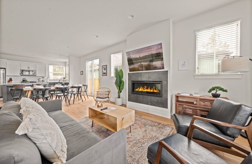 Southern Crossing House | Walkable Old Mill Spa Retreat