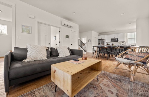 Southern Crossing House | Walkable Old Mill Spa Retreat