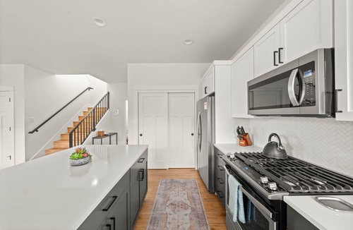 Southern Crossing House | Walkable Old Mill Spa Retreat