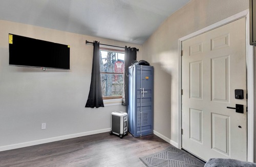 Govalle House | Walkable Private Studio with Pickleball Court