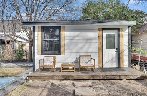 Govalle House | Walkable Private Studio with Pickleball Court