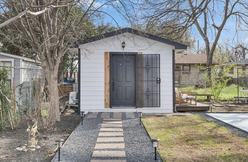 Govalle House | Walkable Private Studio with Pickleball Court