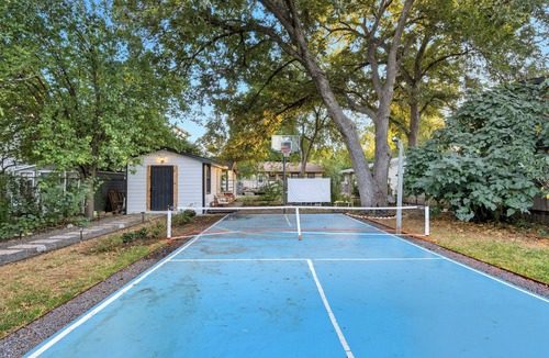 Govalle House | Walkable Private Studio with Pickleball Court