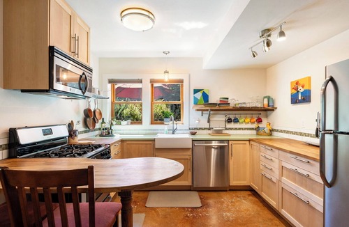 Sellwood-Moreland Apartment | Walkable Sellwood 2BR Apartment