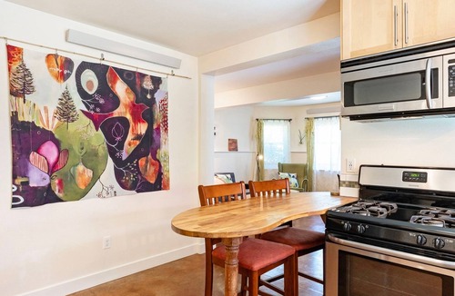Sellwood-Moreland Apartment | Walkable Sellwood 2BR Apartment