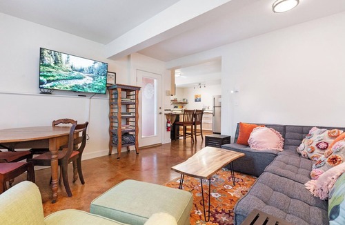 Sellwood-Moreland Apartment | Walkable Sellwood 2BR Apartment