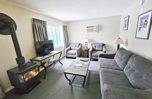 Stowe Area Condo | Walkable Stowe Condo: Pool, Hot Tub, Fireplace