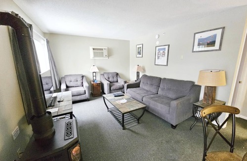 Stowe Area Condo | Walkable Stowe Condo: Pool, Hot Tub, Fireplace