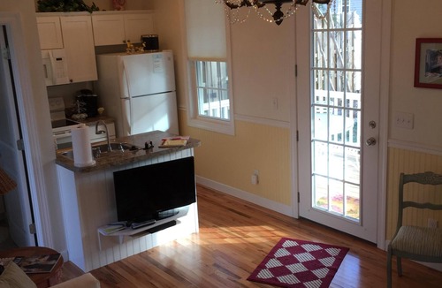 Black Mountain Cottage | walkable to downtown, lake tomahawk, swimming pool, tennis courts, golf course
