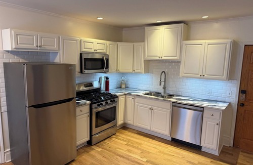 Corn Hill Apartment | Walkable to Downtown - Cornhill 2 BR - Historic Charm + Parking