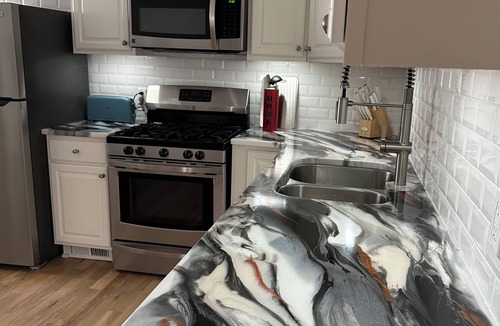 Corn Hill Apartment | Walkable to Downtown - Cornhill 2 BR - Historic Charm + Parking
