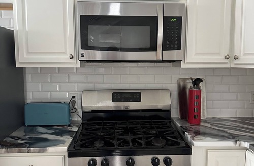 Corn Hill Apartment | Walkable to Downtown - Cornhill 2 BR - Historic Charm + Parking