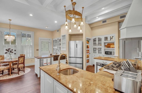 Arsenal House | Walkable to Riverwalk Charming 5-Bedroom Historic Home in King William District