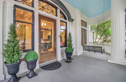 Arsenal House | Walkable to Riverwalk Charming 5-Bedroom Historic Home in King William District