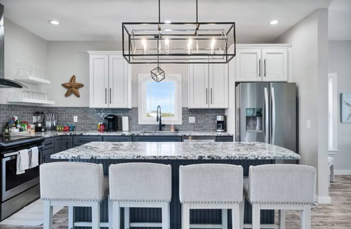 Ocean City Beach House | Walkable Topsail Retreat w/Hot Tub & Views!