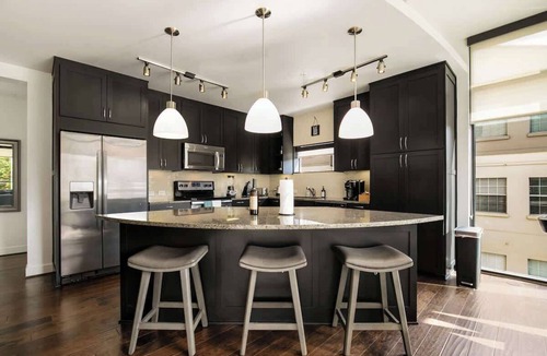 Uptown Apartment | Walkable Uptown Dallas 3BR with Pool, Pets, Wi-Fi
