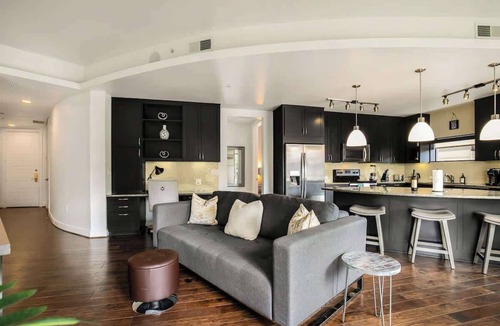 Uptown Apartment | Walkable Uptown Dallas 3BR with Pool, Pets, Wi-Fi