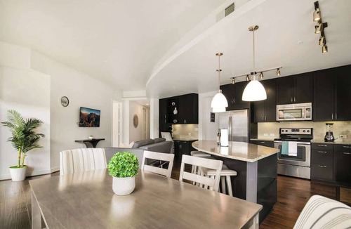 Uptown Apartment | Walkable Uptown Dallas 3BR with Pool, Pets, Wi-Fi