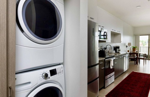 Fifth Ward Apartment | Walker`s Point Apt with Gym and Balcony