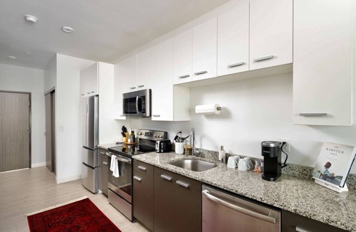 Fifth Ward Apartment | Walker`s Point Apt with Gym and Balcony