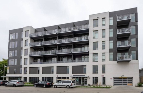 Fifth Ward Apartment | Walker`s Point Apt with Gym and Balcony