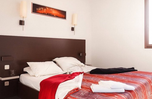 Carcassonne Hotel | Walking Distance to Parc de Bellevue in Historic Centre! Carcassonne w/Kitchen!