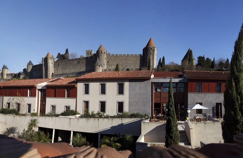 Carcassonne Hotel | Walking Distance to Parc de Bellevue in Historic Centre! Carcassonne w/Kitchen!